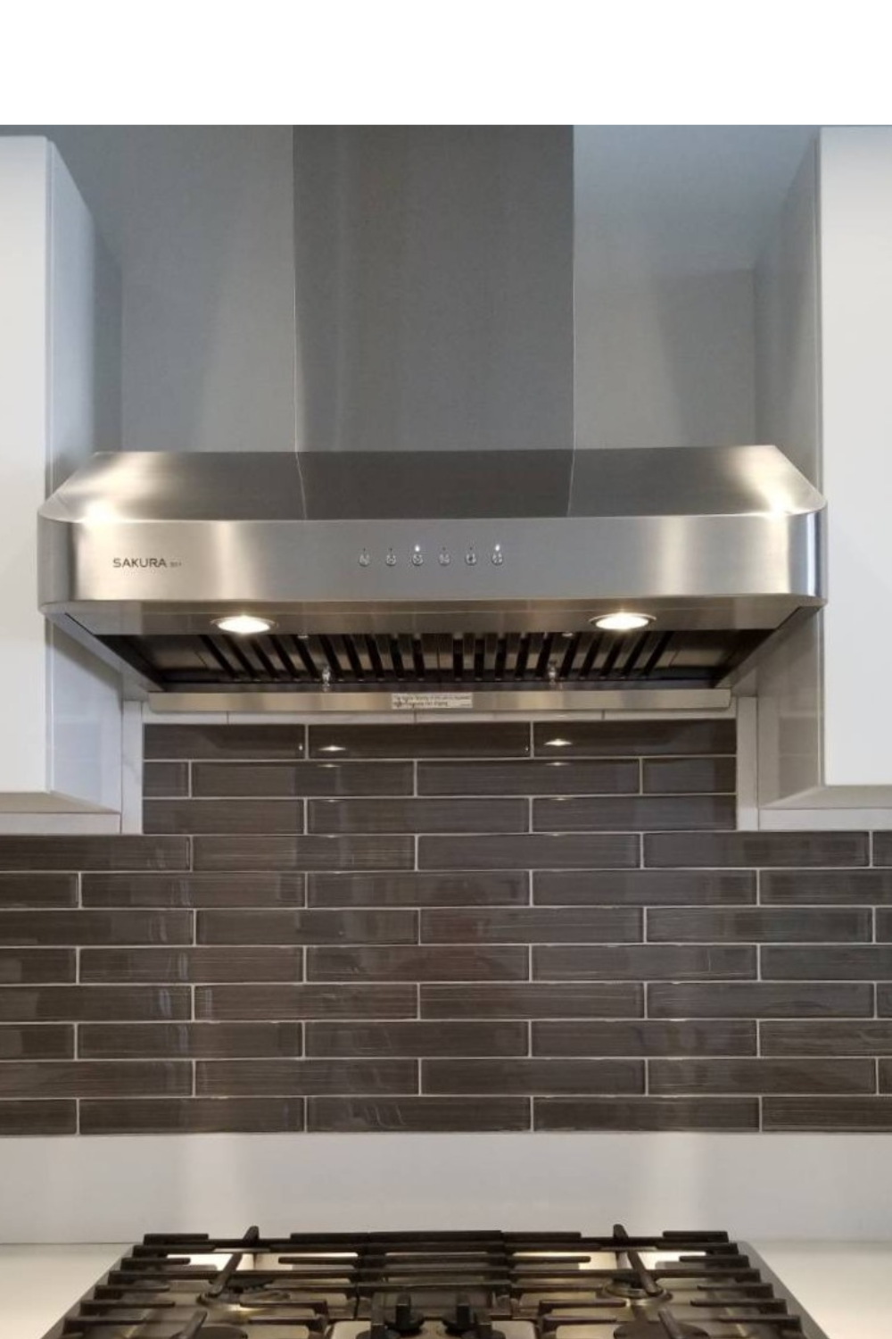 SAKURA B51 1000 CFM under cabinet range hood effectively venting heavy smoke during high-heat Asian cooking