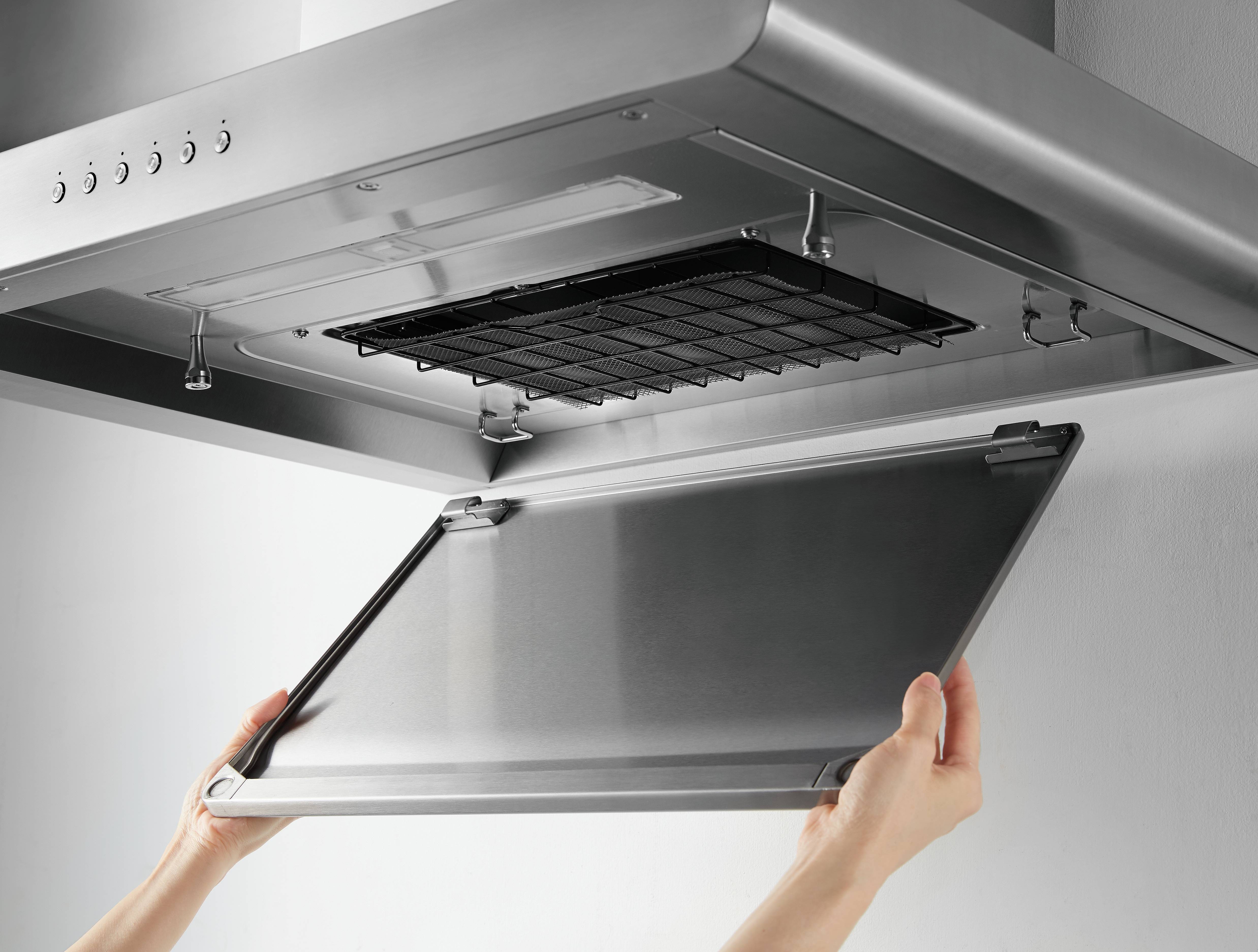 Close-up of the exclusive dishwasher safe 2-in-1 RectiPlate™ on SAKURA M6000 range hood for Asian cooking