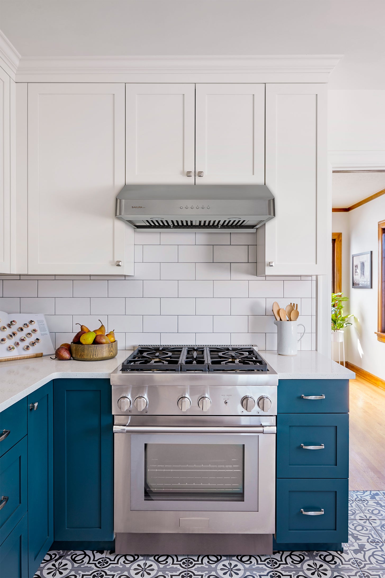 American kitchen installed 1000 CFM sakura b51 range hood for powerful extraction.